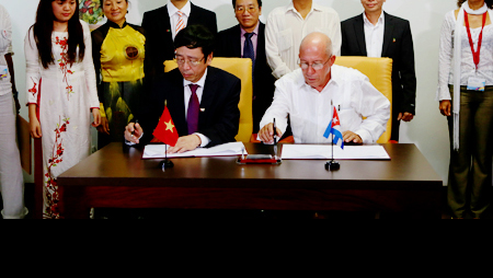 Vietnam y Cuba firman acuerdo de cooperación en el sector de comunicación